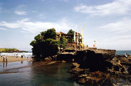 Tanah-Lot-Temple,-Bali,-Indonesia